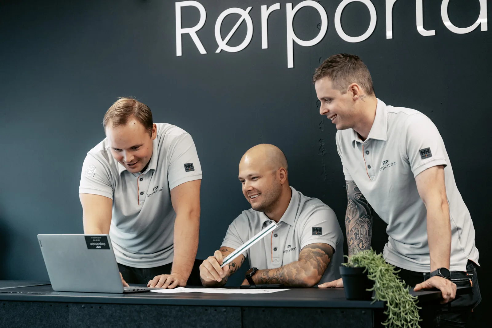 Rørleggerne i Rørportalen planlegger en jobb sammen