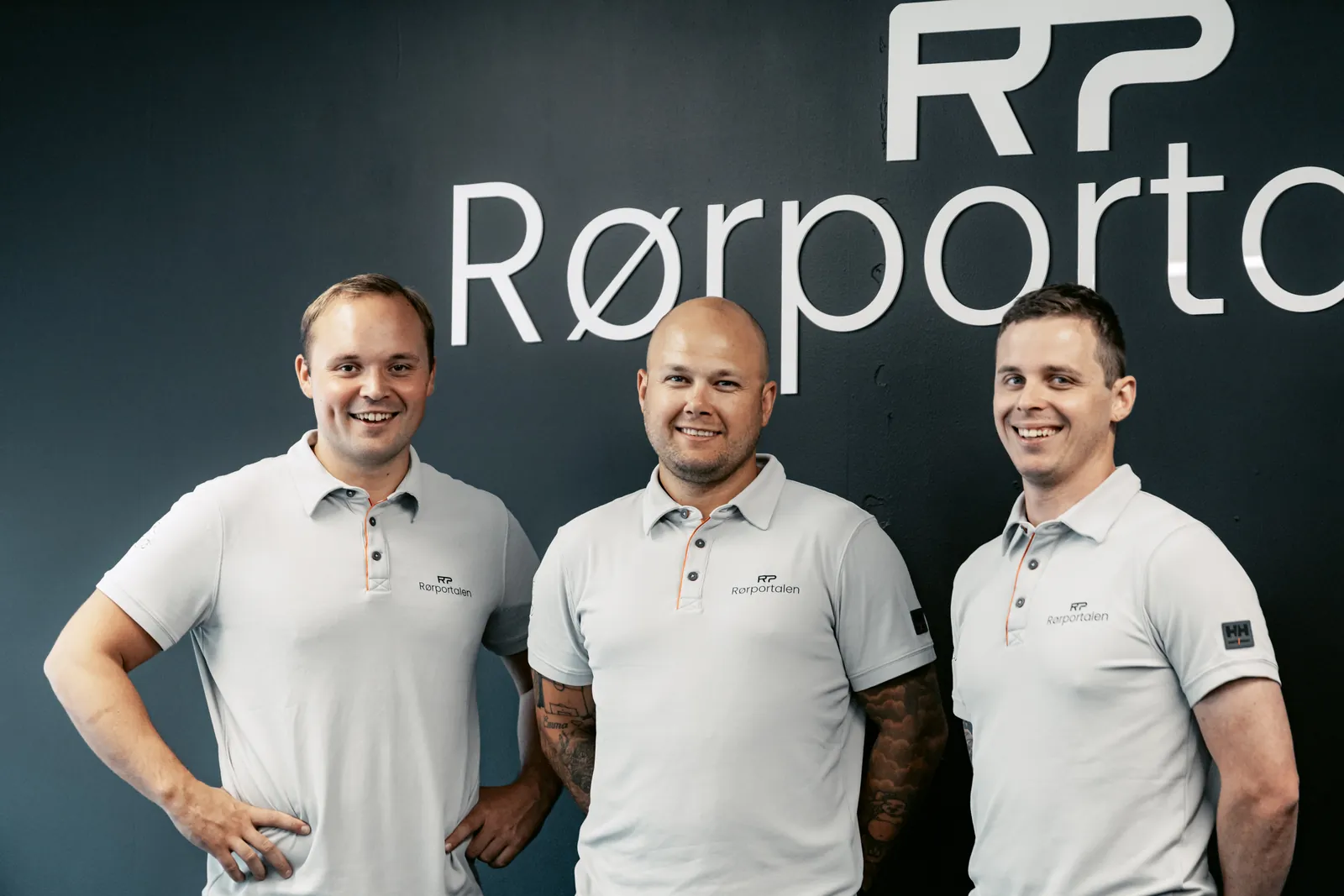 Tre smilende rørleggere fra Rørportalen